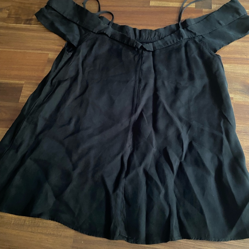Black cold shoulder flowy tank